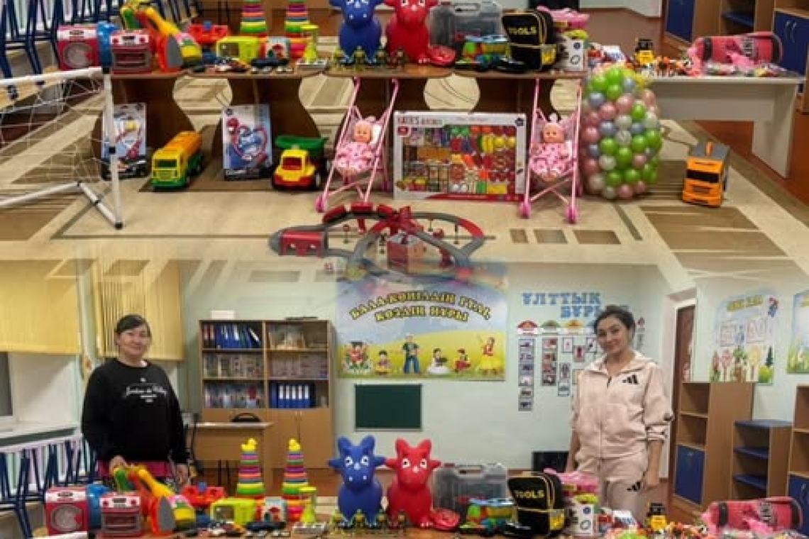 Сырымбет орта мектебі жанындағы “Балдәурен” толықкүндік балабақшасына жеке шаруашылық иелері мен ата-аналар атынан ойыншықтар сыйға тартылды.