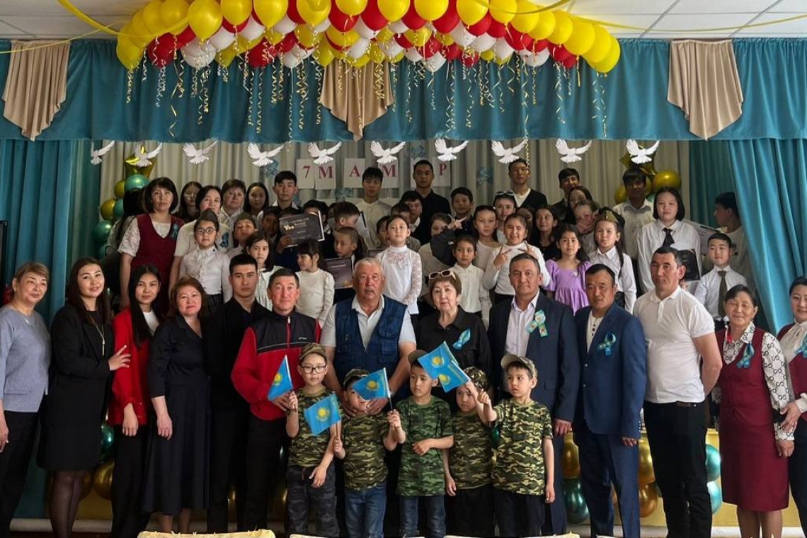 7 мамыр Отан қорғаушылар күніне орай мектебімізде     " Жас ұландар еліміздің тірегі" атты мерекелік іс шара ұйымдастырылды. Іс шара шымылдығы ұстаздар атынан Ергалиева Зайра Қапезқызының құттықтауынан басталып, әсем әнге , ырғақты биге, тақырыптық өлеңде