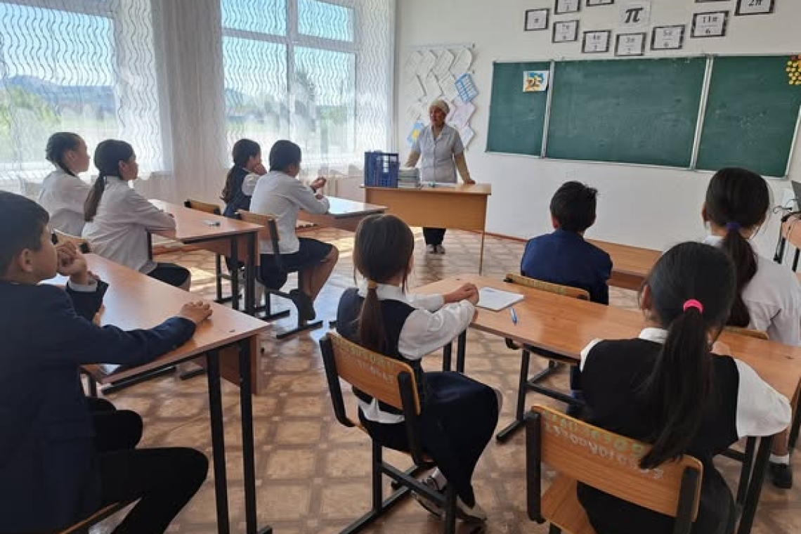 #Біртұтас_тәрбие #Қазақстан_балалары 1 маусым -ХАЛЫҚАРАЛЫҚ балаларды қорғау күніне арналған іс-шаралар аясында, "Қазақстан балалары" тұжырымдамасы негізінде «Дәрігер- балалардың жанашыры» тақырыбында  Сырымбет орта мектебінің медицина қызметкері Абилова Ж