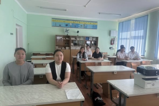 Бүгін мектебімізде білім алушылардың құқықтық сауаттылығын, қауіпсіз мінез-құлық дағдыларын, сыни ойлау қабілетін және әлеуметтік жауапкершілігін қалыптастыру мақсатында 9–11 сынып оқушылары арасында «Кітап бетбелгілері емес» және «Хулиганка» қысқаметражд